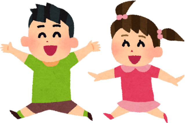 um menino e uma menina brincando.